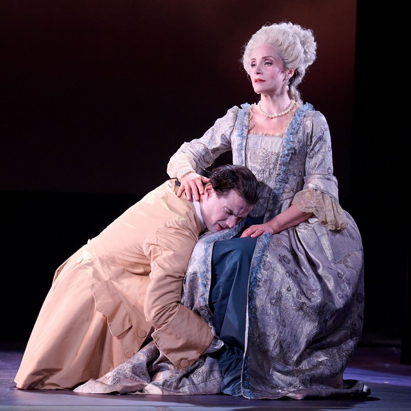 LES LIAISONS DANGEREUSES